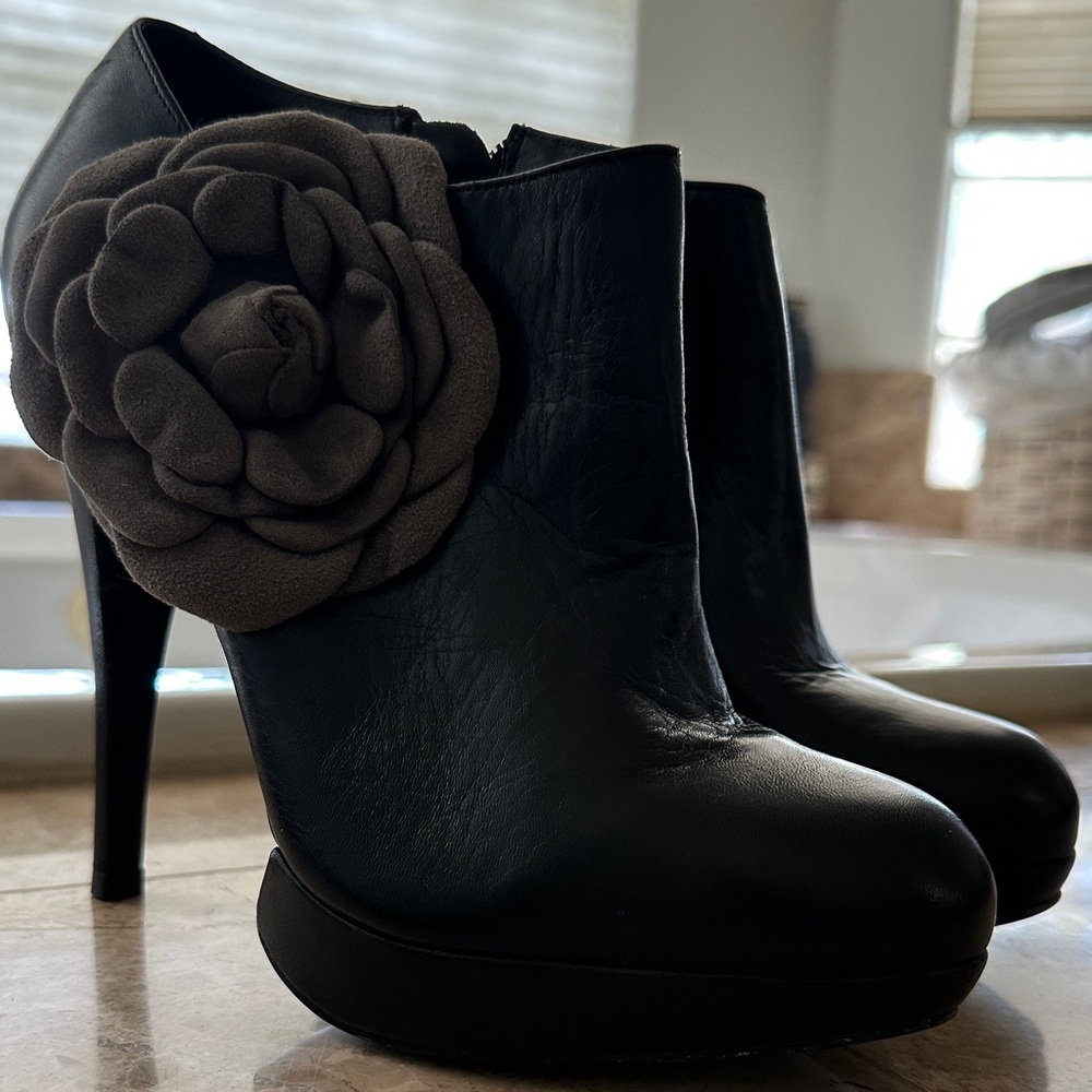 Elegant Black Ankle Boots with Floral Accent